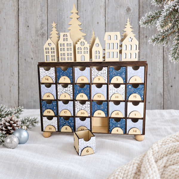 Calendrier de l’Avent en bois – Village de Noël bleu givré et blanc