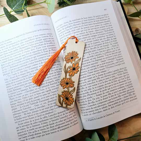 Marque-page en bois gravé - Floral