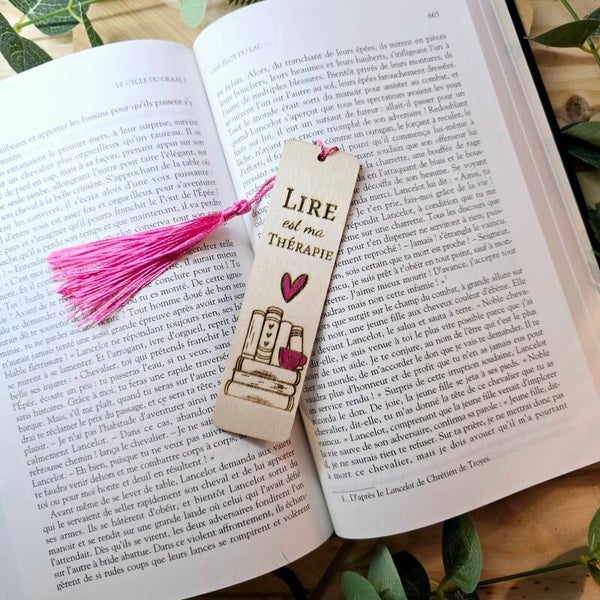 Marque-page en bois gravé - Lire est ma thérapie