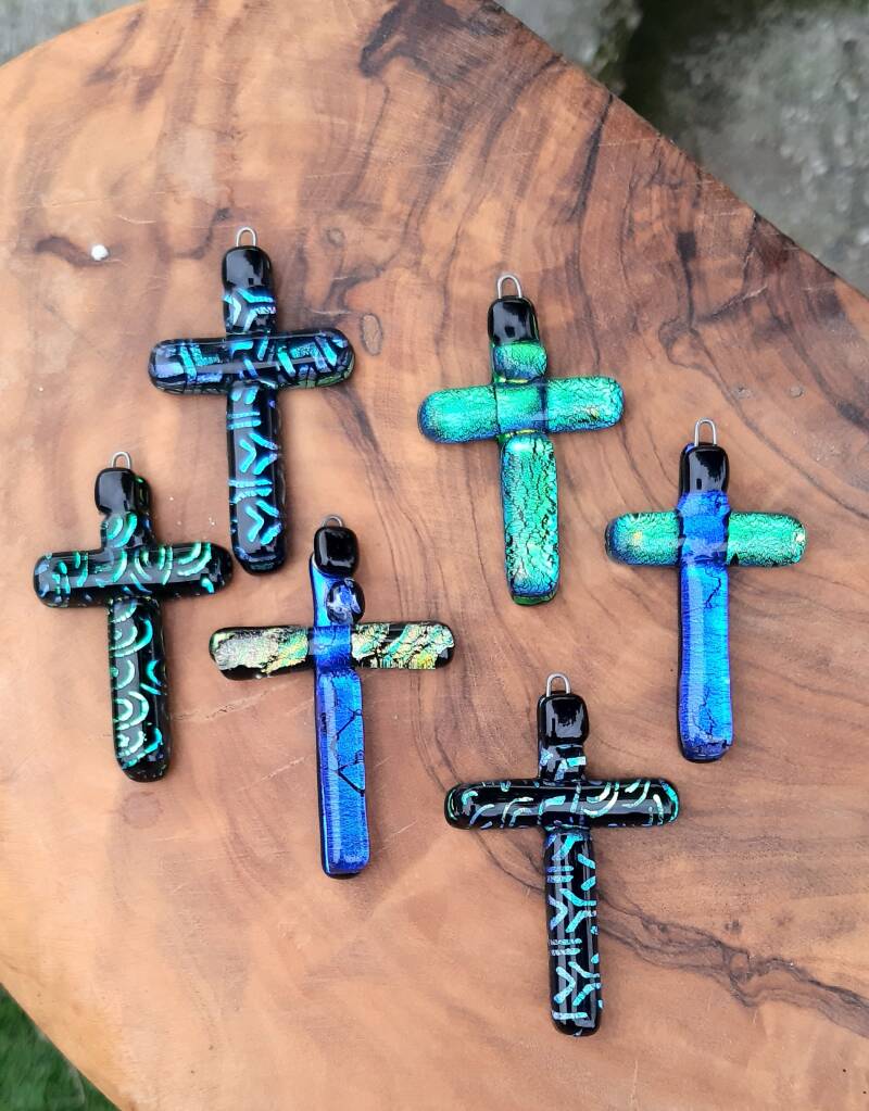 Kruisjes van dichroic glas