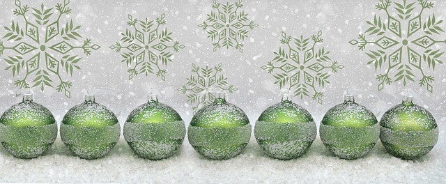 groene kerstballen met sneeuwvlokken