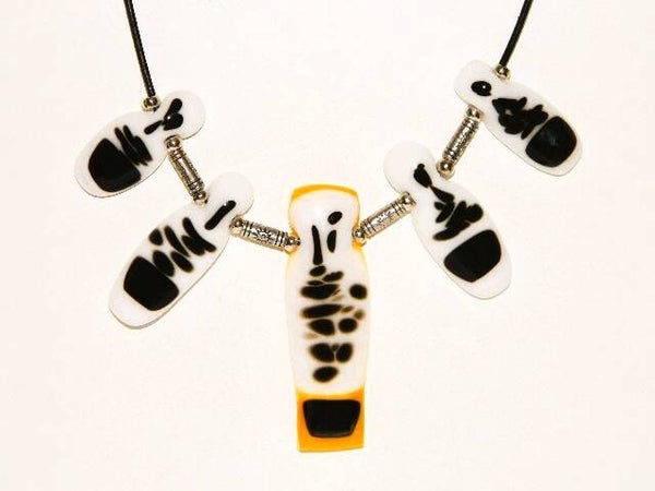 Handgemaakte ketting-Glas fusing-uniek-5 Gekleurde Glashangers-Zwart-Wit-Geel