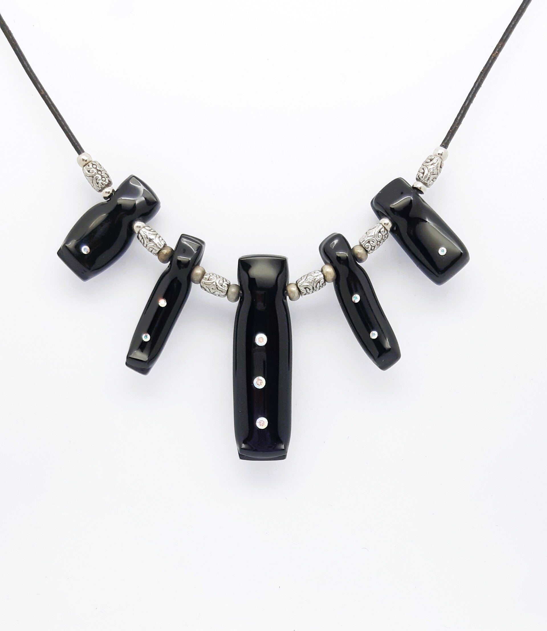 Ketting met gefused zwart  langwerpige glas en diverse stras steentjes