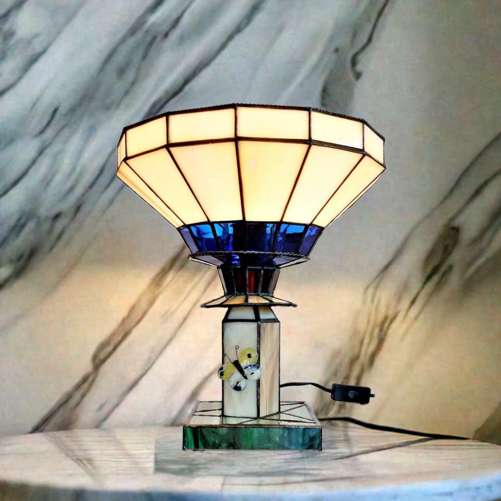 Unieke Tiffany lamp naar eigen ontwerp met kleine vlinder uit de fusing oven