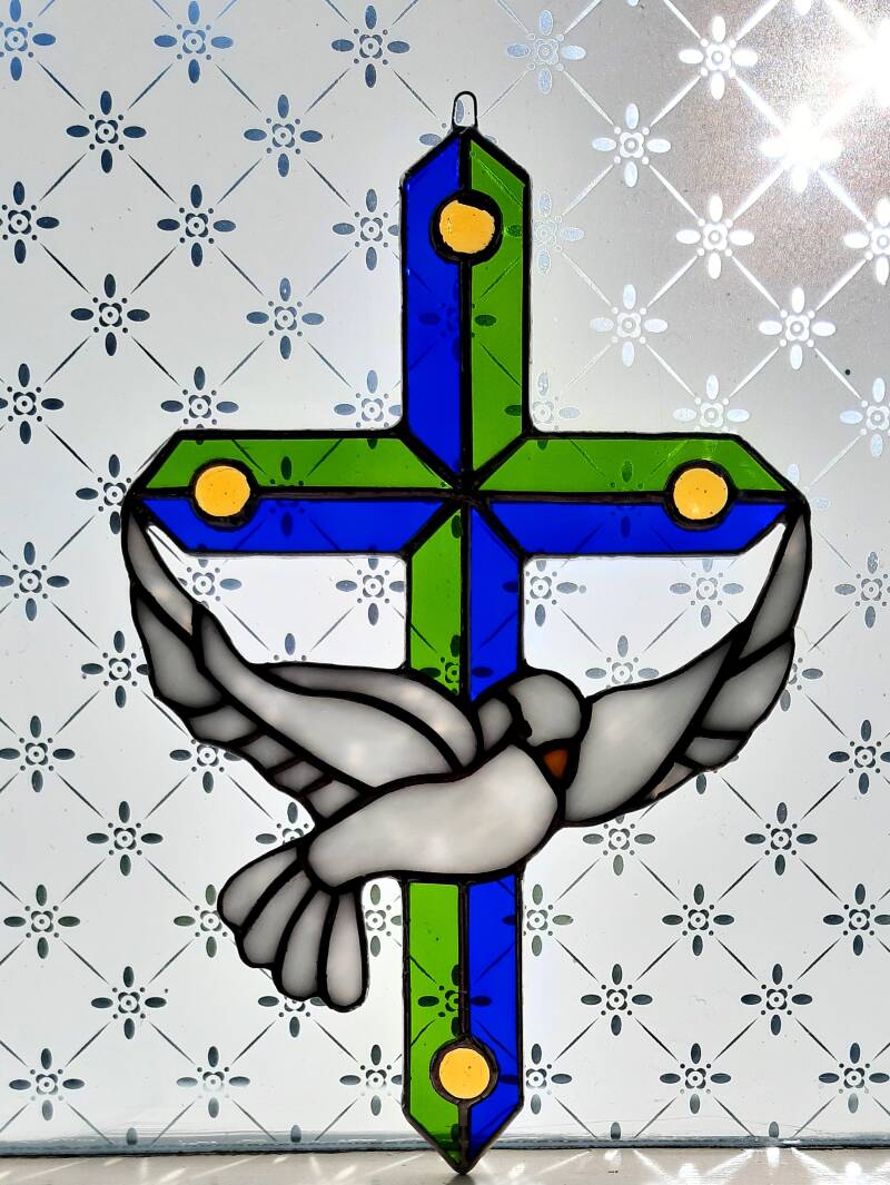 Kleurrijk kruis met vredesduif.