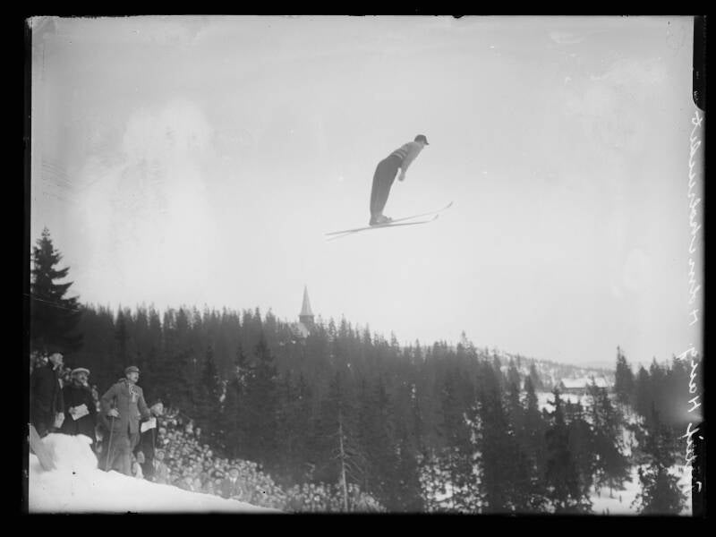 Thorleif Haug svever over Holmenkollen