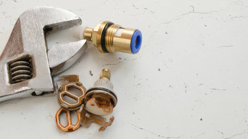 Kraan binnenkant open tijdens vervanging van binnenwerk – herstelkraanwerk