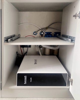 Ecosoft Cross90 osmosefilter compact geïnstalleerd onder de gootsteen.