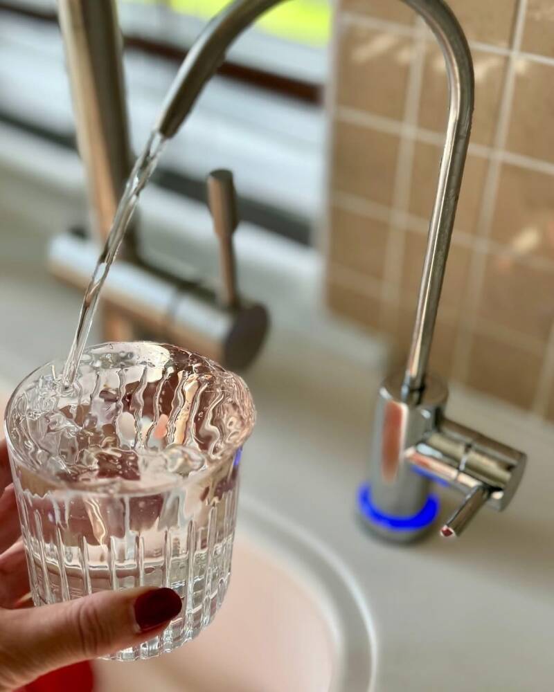 Ecosoft osmosekraan met blauwe LED-indicator levert zuiver drinkwater rechtstreeks uit de kraan – aangesloten op Ecosoft CROSS 90 systeem.