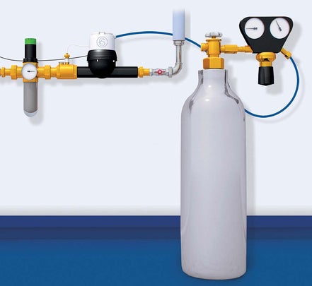 SoluCalc CO₂-waterontharder aangesloten op de hoofdwaterleiding
