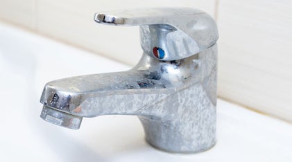 Voorbeeld van kalkaanslag op een kraan door hard water