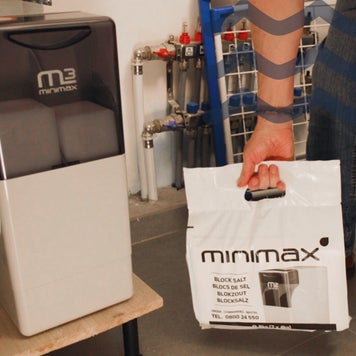 Minimax M3 waterontharder met zak blokzout voor regeneratie