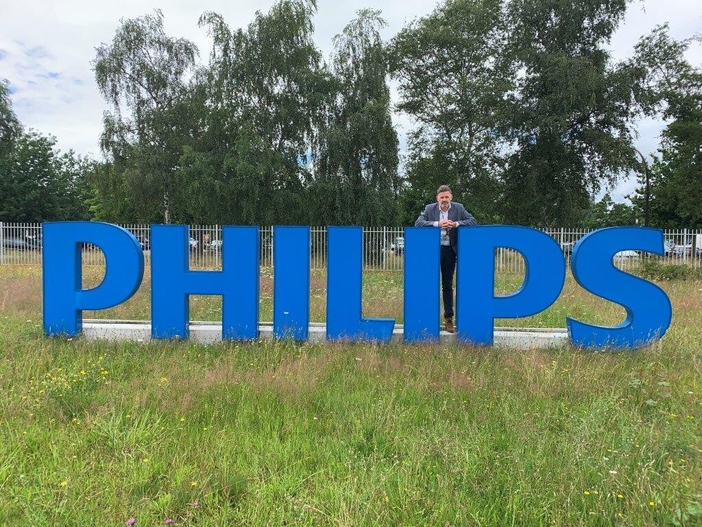 Schrijver Bert tip staand achter Philips -woordmerk