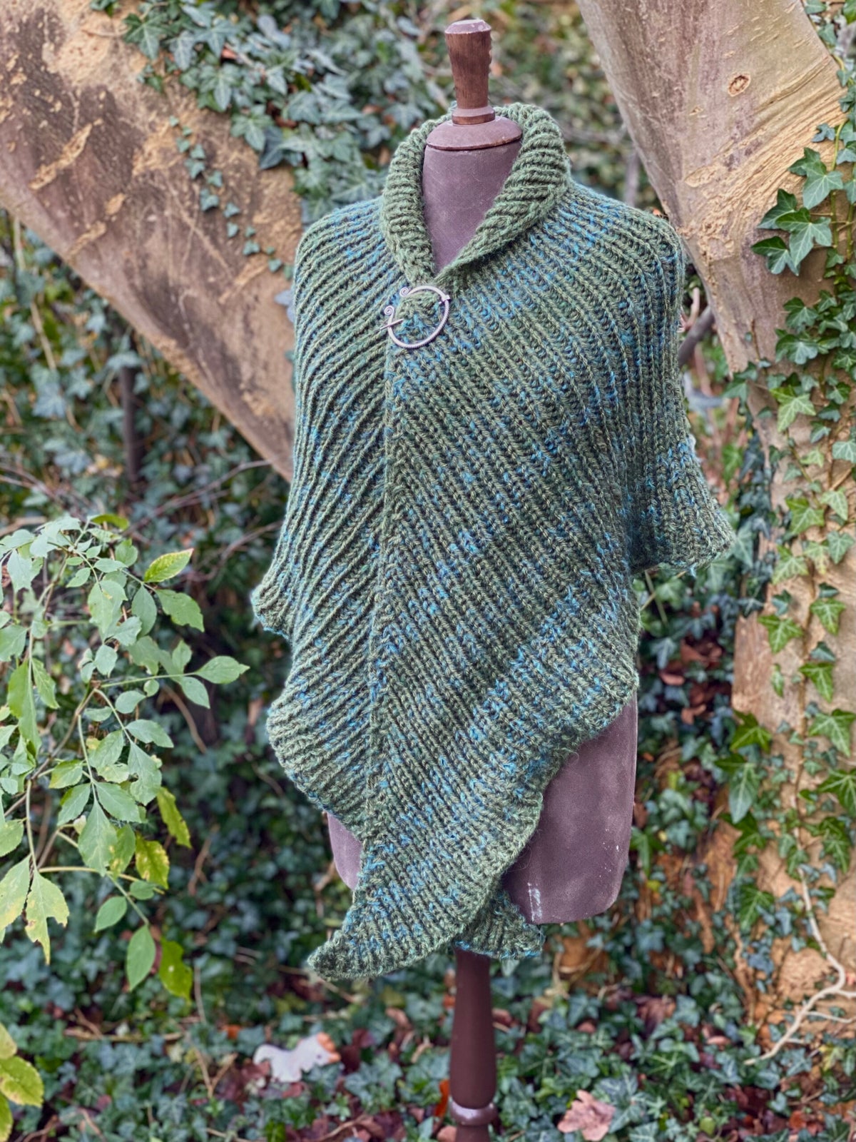 Maple Leaf Hug - Groen m Blauw / Green w Blue. Incl fibula (speld / pin ...