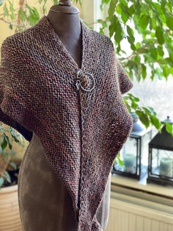 Hug 2.0 - Gemeleerd Bruin m donkerder rand. Met speld