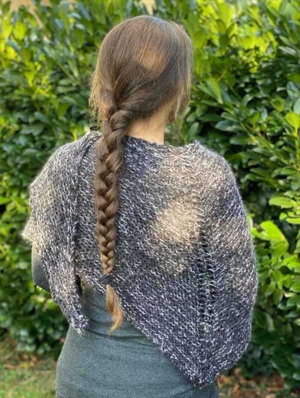 Soft Hug - Grijs m Roze-Lila / Grey w Pink-Lilac. Incl fibula (speld / pin)