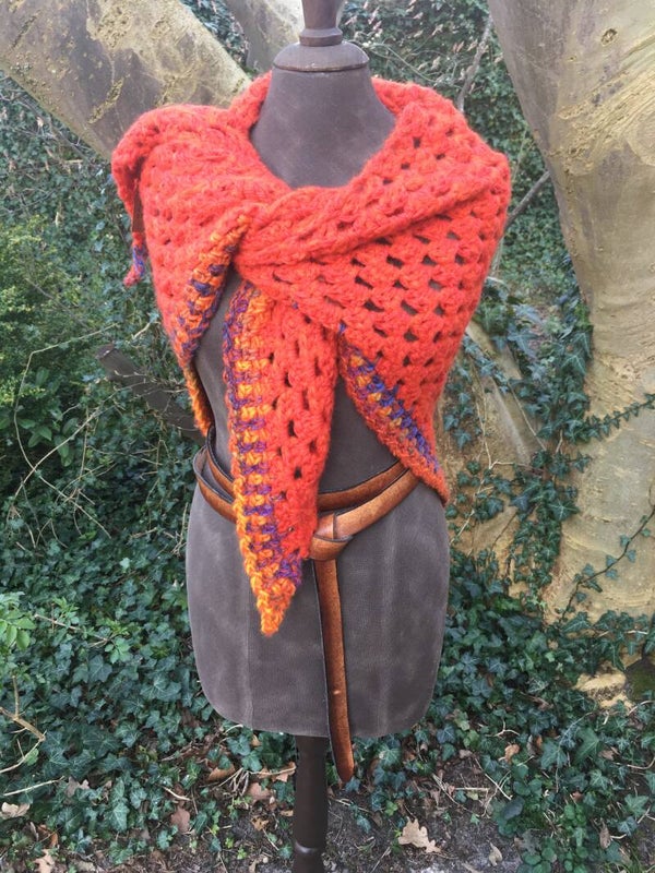 Hug - Oranje-rood met vrolijk randje. Mét fibula (speld)