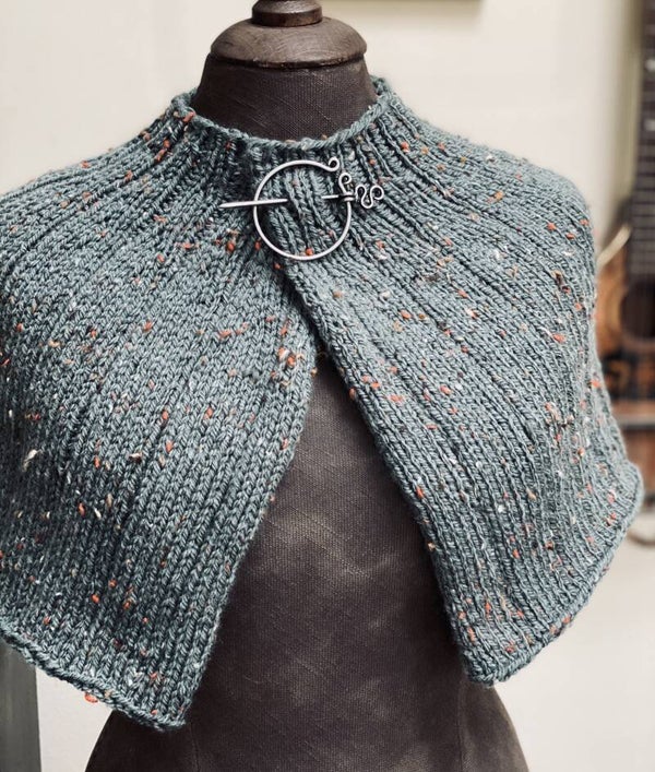Capelet, Zeegroen / Seagreen. Fibula incl.