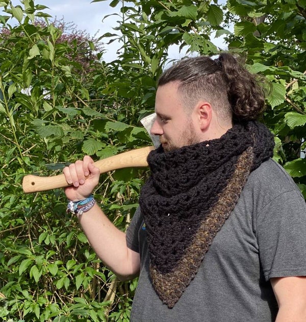 Chunky Hug - Zwart m Bruin gemeleerde rand, basis: nul-wol. Mét fibula (speld)