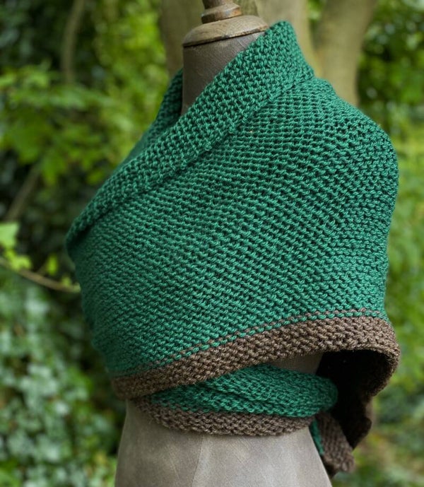Claire's Shawl, groen met bruine rand, 100% wol