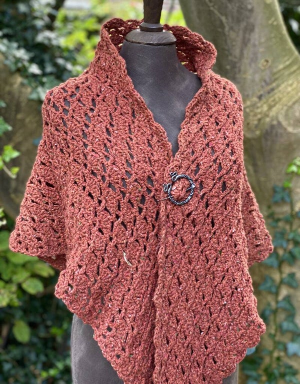 Hug - Steenrood. Cool wool. Mét fibula (speld)