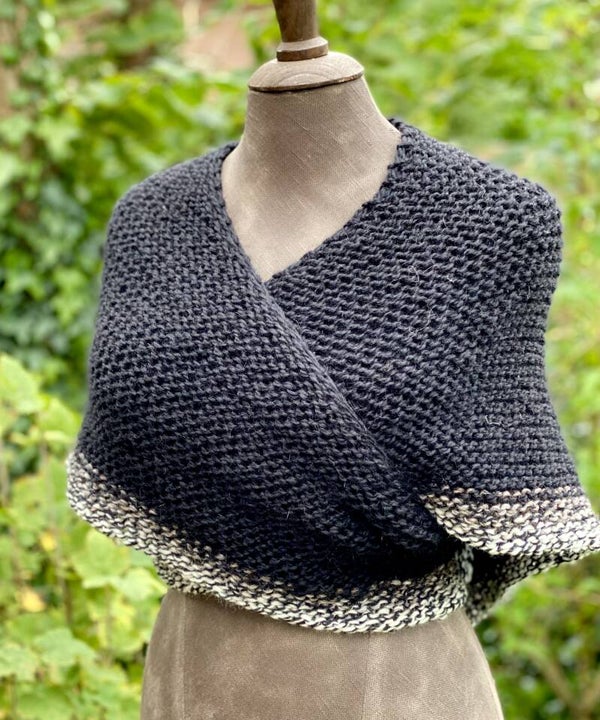 Hug 2.0 - Zwart met bruin-gemeleerde rand, 100% wol. Met speld