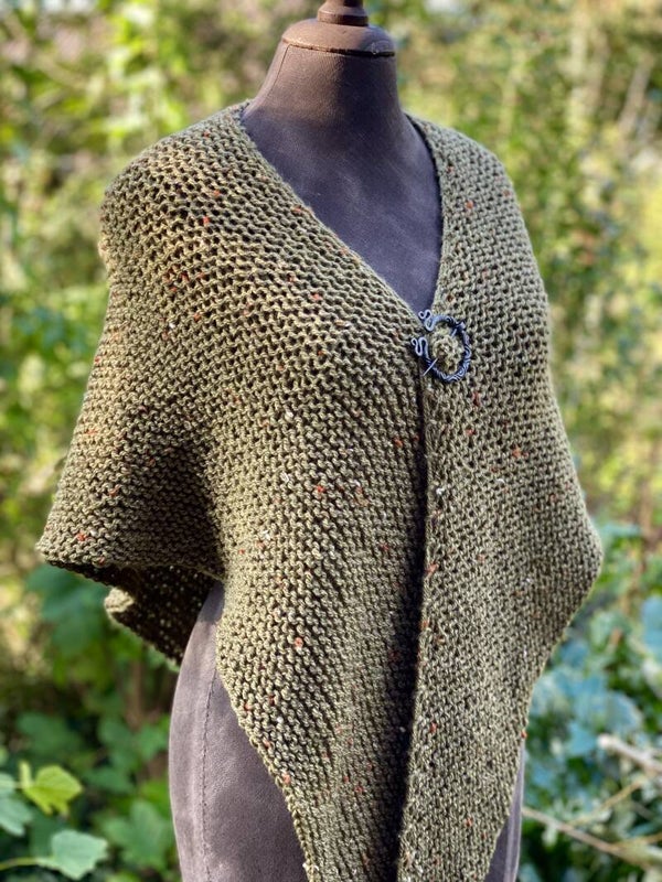 Claire's Shawl - Olijfgroen m spikkels, extra lange punten. Met fibula (speld)