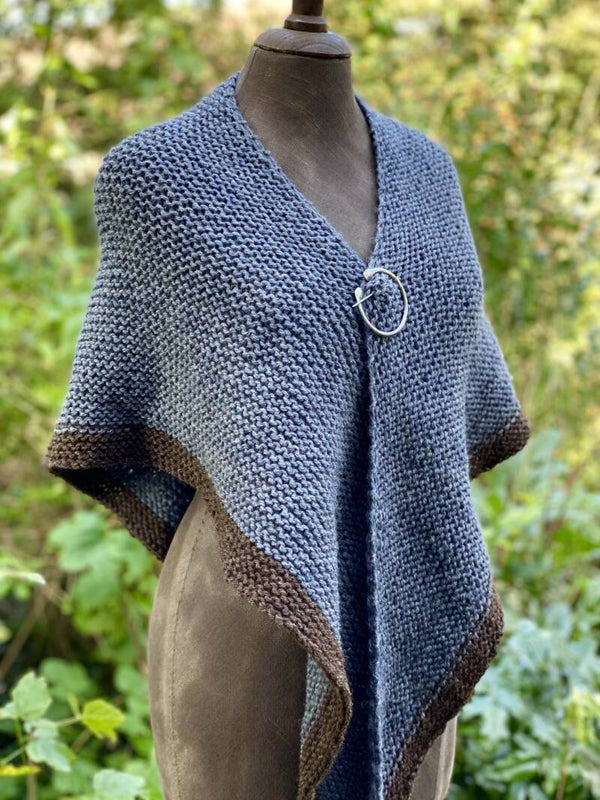 Hug 2.0 - Blauw-Grijs m Bruine Rand. 100% wol. Met speld