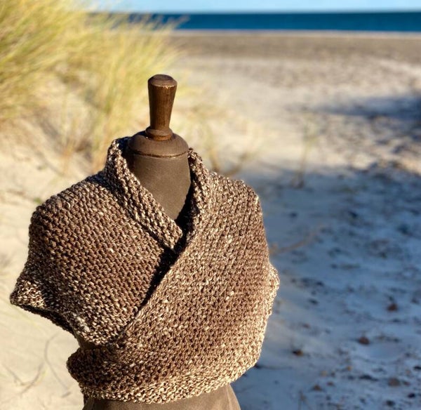 Clare's shawl - Bruingemeleerd, ongebleekt & ongekleurde wol, extra lange punten. Met fibula (speld)