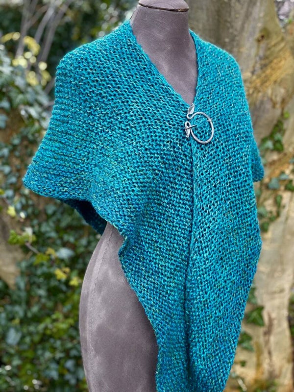 Hug 2.0, Turqoise met donkerder rand. Met fibula (speld)