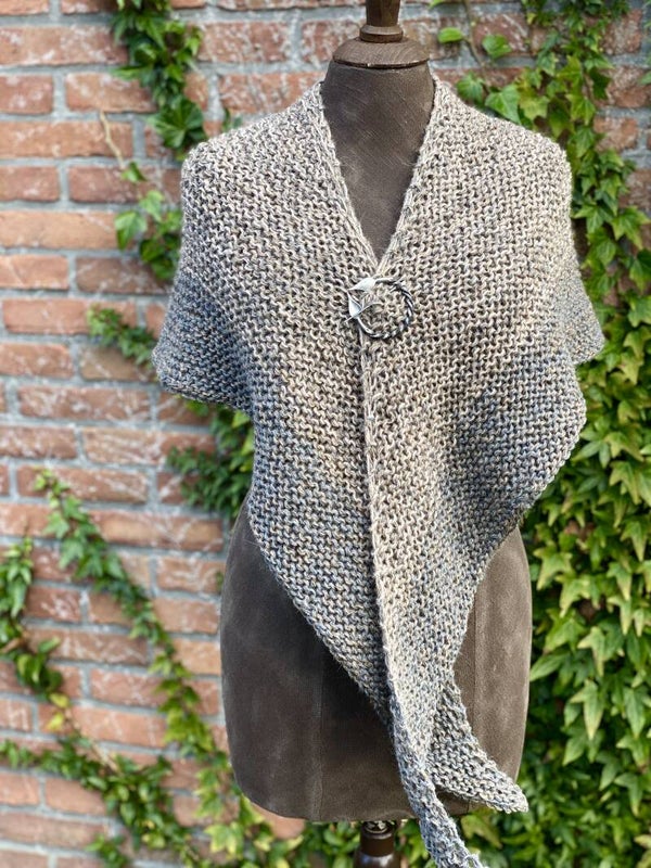 Hug 2.0, Beige-grijs m donkerder rand. Met fibula (speld)