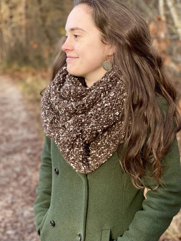 Soft Hug - Bruin m lichte spikkels. Met fibula (speld)