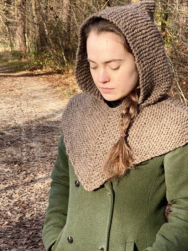 Skjoldhamn Hood - Brown. 100% soft wool