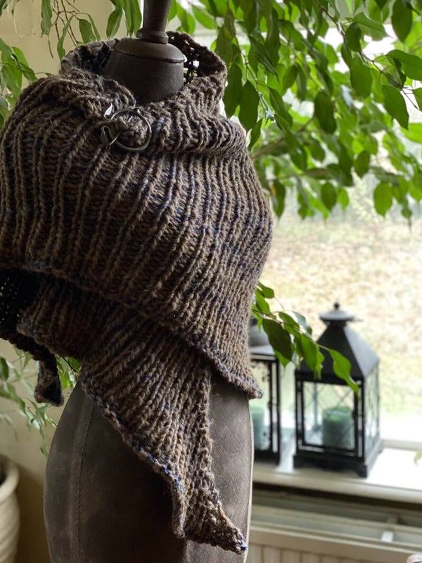 Hug 2.0 - Bruin m Blauwe & Goudbruine tinten. Groot. Met fibula (speld)