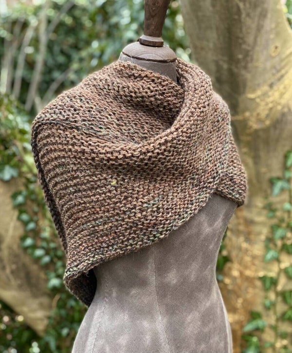 Hug 2.0 - Warm Bruin m oa groen. Wol. Met speld