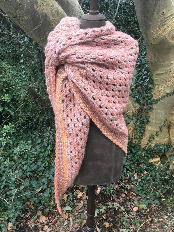 Big Hug - soft salmon w/ coloured edge