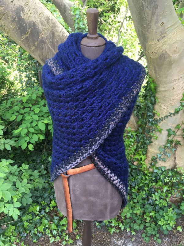 Big Hug - dark blue w/ a brown edge