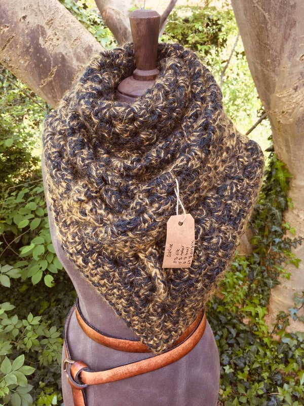 Hug - Grijs / Geel. Mét fibula (speld)