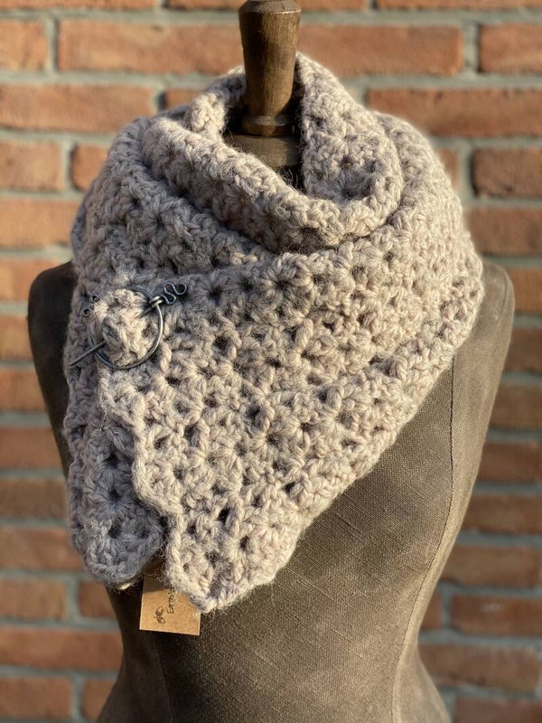 Hope - Licht Greige m zijde. Mét fibula (speld)