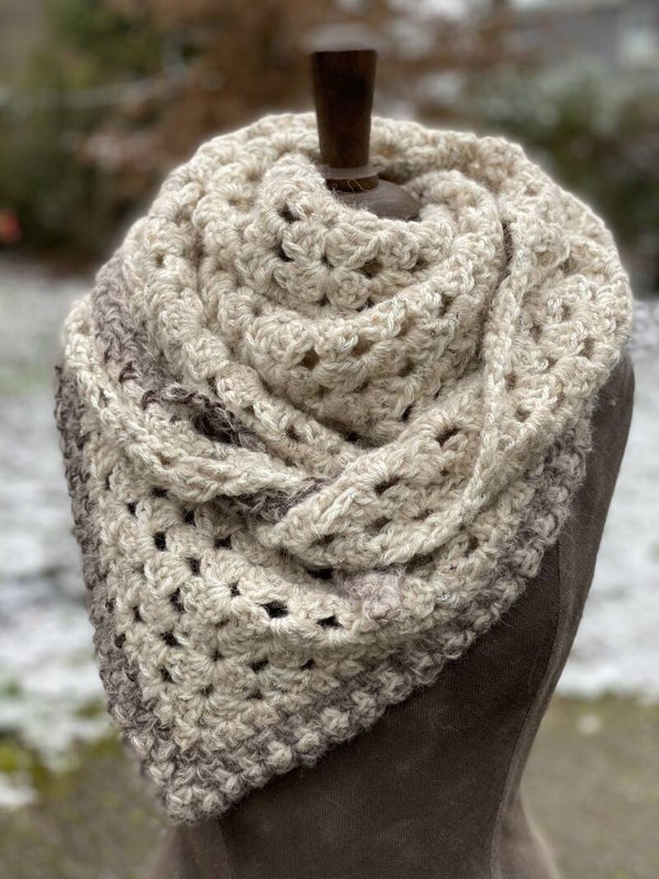 Hug - Soft Off-White w/ brown edge