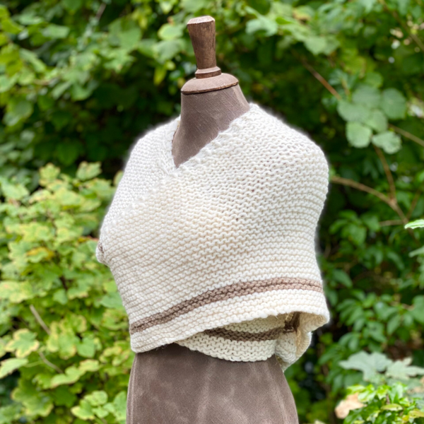 Hug - Ongebleekte & ongekleurde wol / Unbleached & oncoloured wool. Incl fibula (speld / pin)