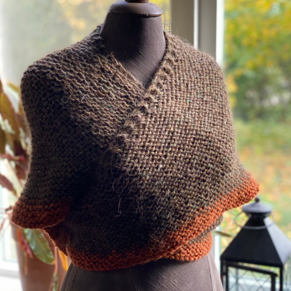 Hug - Bruin-Roest, wol / Brown-Rust, wool. Incl fibula (speld / pin)