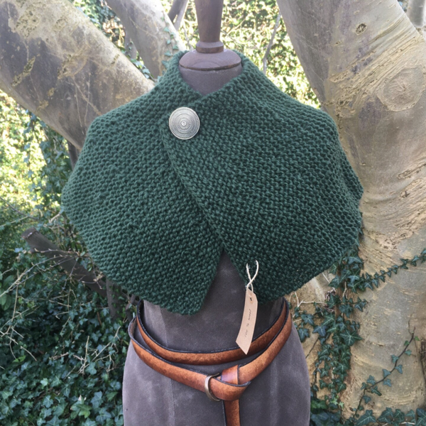 Brianna's Capelet, Groen / Green. Speld / pin incl.