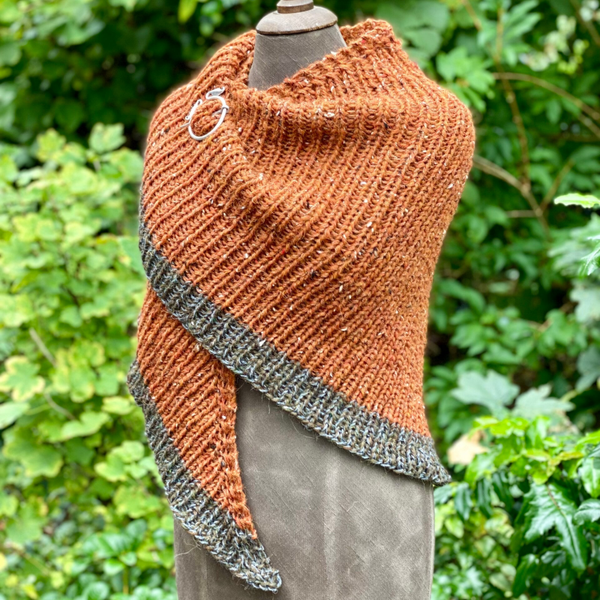 Hug - Roest-Grijsgroen, wol / Rust-Greyish Green, wool.