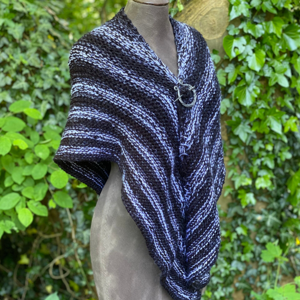 Hug -  Zwart-Wit / Black-White. Nul wol / No wool. Incl fibula (speld / pin)