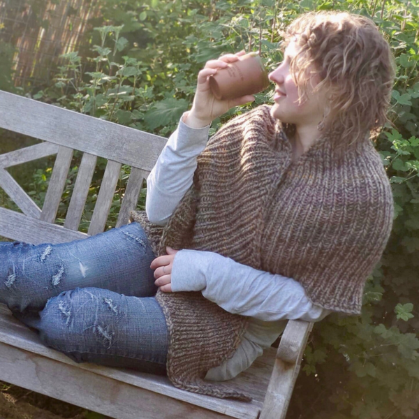 Hug - Natuurbruin m kleurtjes, heel ruim. Wol.