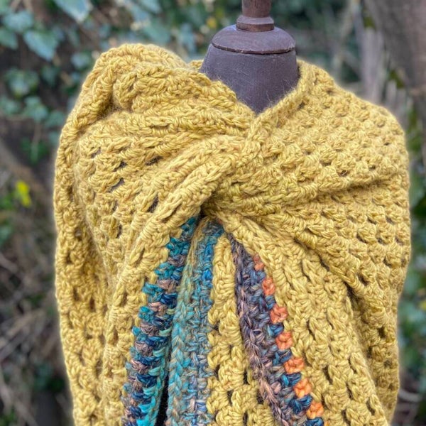 Big Hug - okergeel m kleurtje / Ocher w colours