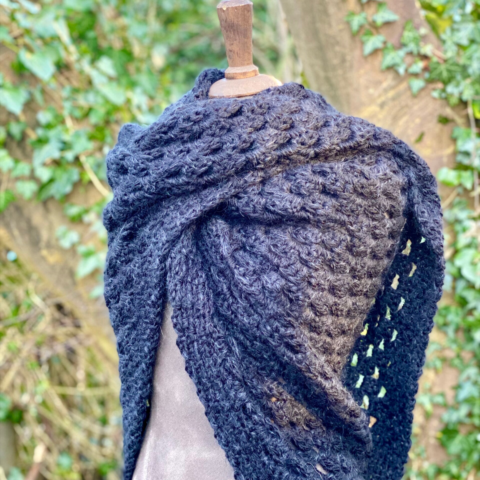 Big Hug - Zwart / Black. Ruime doek / Very large