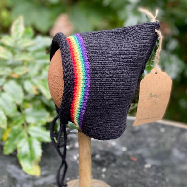 Baby Cap - Regenbouw op Zwart / Rainbow on Black