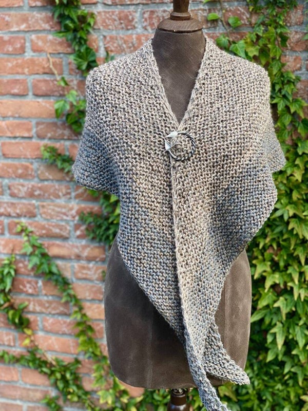 Hug 2.0 - Beige-Grey w Darker Edge. Pin Included